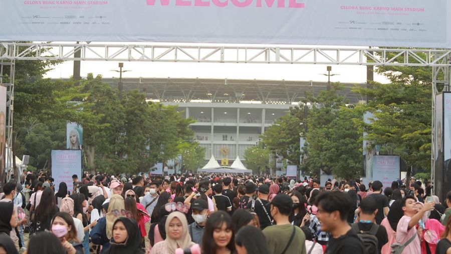 Gaya Nyentrik Blink nonton konser Blackpink di Senayan. (CNBC Indonesia/Muhammad Sabki)