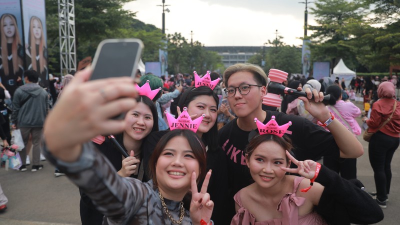 Gaya Nyentrik Blink nonton konser Blackpink di Senayan. (CNBC Indonesia/Muhammad Sabki)