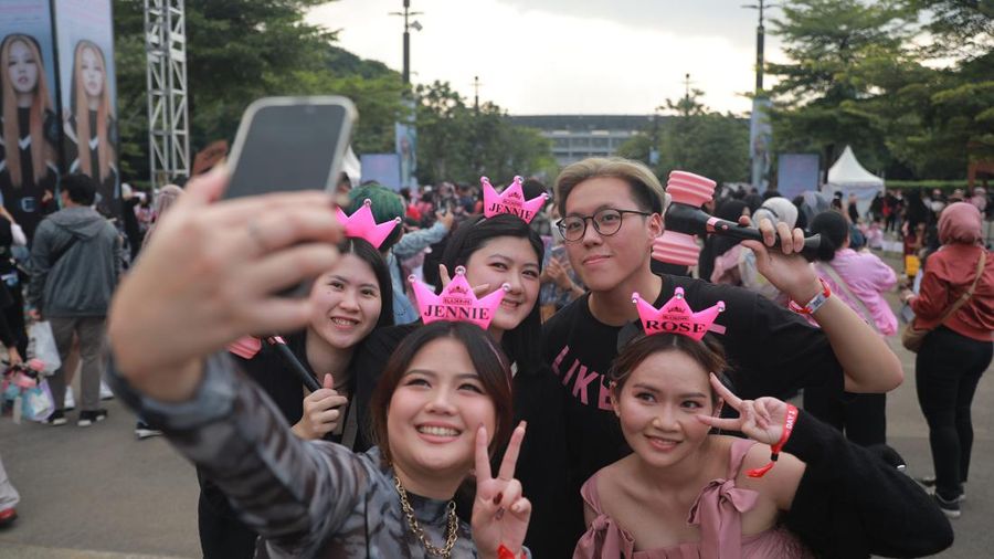 Gaya Nyentrik Blink nonton konser Blackpink di Senayan. (CNBC Indonesia/Muhammad Sabki)