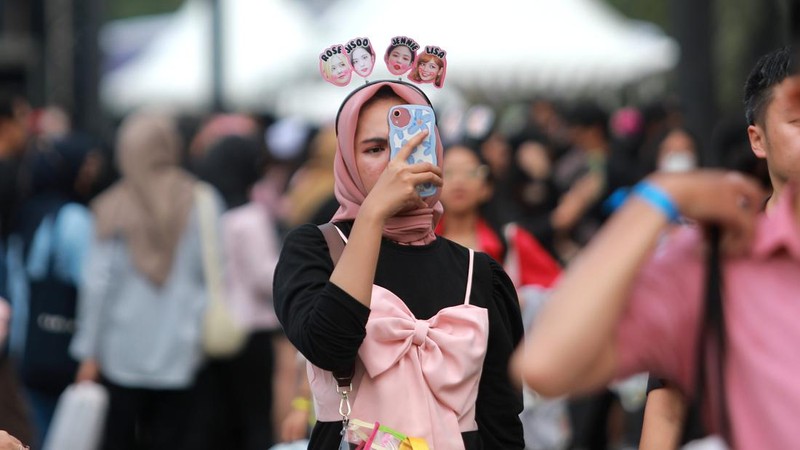 Gaya Nyentrik Blink nonton konser Blackpink di Senayan. (CNBC Indonesia/Muhammad Sabki)