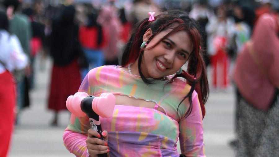 Gaya Nyentrik Blink nonton konser Blackpink di Senayan. (CNBC Indonesia/Muhammad Sabki)
