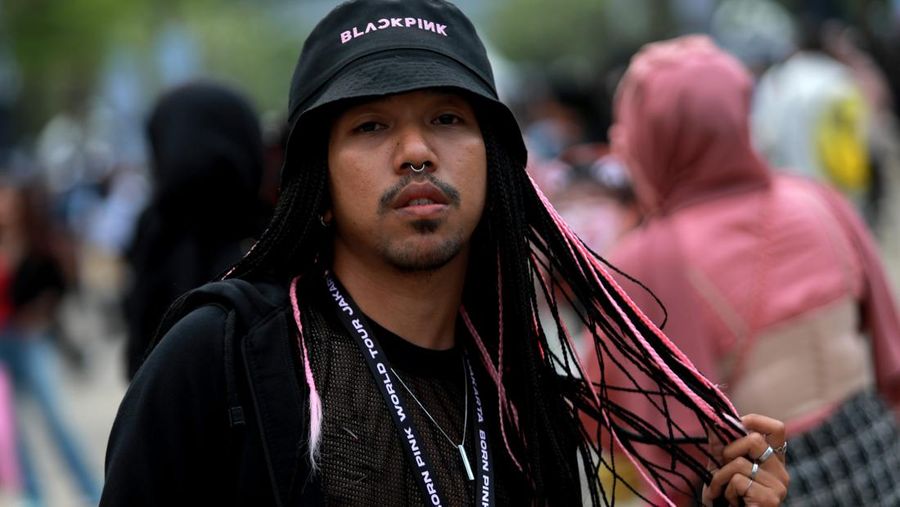 Gaya Nyentrik Blink nonton konser Blackpink di Senayan. (CNBC Indonesia/Muhammad Sabki)