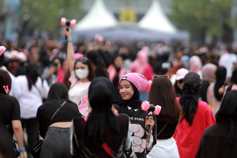 Gaya Nyentrik Blink nonton konser Blackpink di Senayan. (CNBC Indonesia/Muhammad Sabki) Gaya Nyentrik Blink nonton konser Blackpink di Senayan. (CNBC Indonesia/Muhammad Sabki)