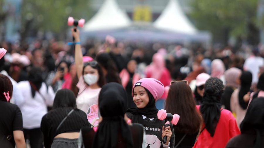 Gaya Nyentrik Blink nonton konser Blackpink di Senayan. (վ/Muhammad Sabki)