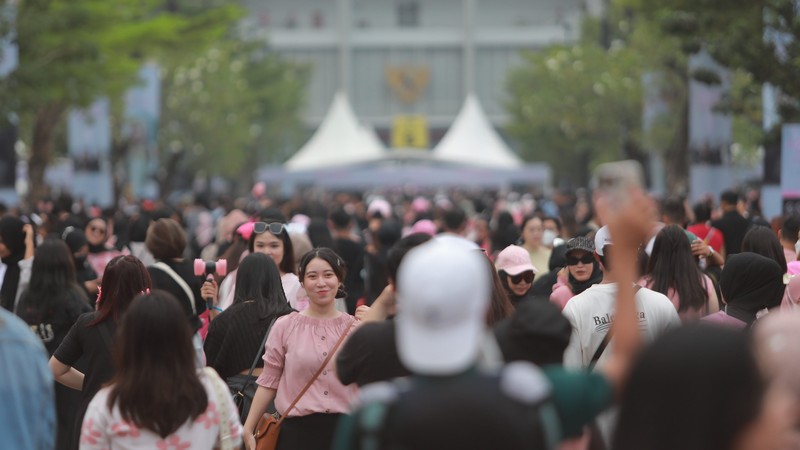 Gaya Nyentrik Blink nonton konser Blackpink di Senayan. (CNBC Indonesia/Muhammad Sabki) Gaya Nyentrik Blink nonton konser Blackpink di Senayan. (CNBC Indonesia/Muhammad Sabki)