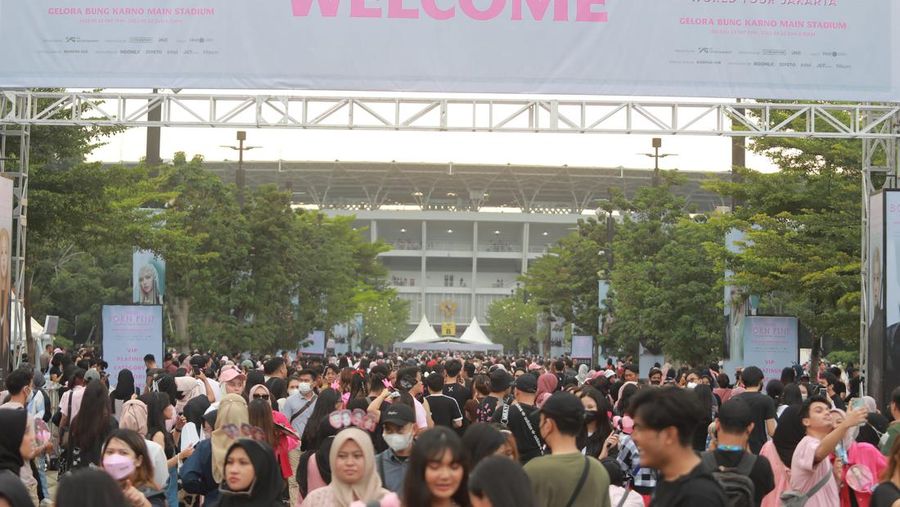 Gaya Nyentrik Blink nonton konser Blackpink di Senayan. (CNBC Indonesia/Muhammad Sabki)