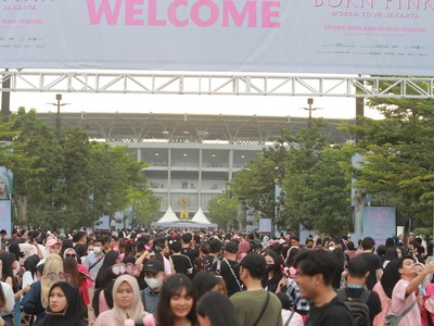 Gaya Nyentrik Blink nonton konser Blackpink di Senayan. (CNBC Indonesia/Muhammad Sabki)
