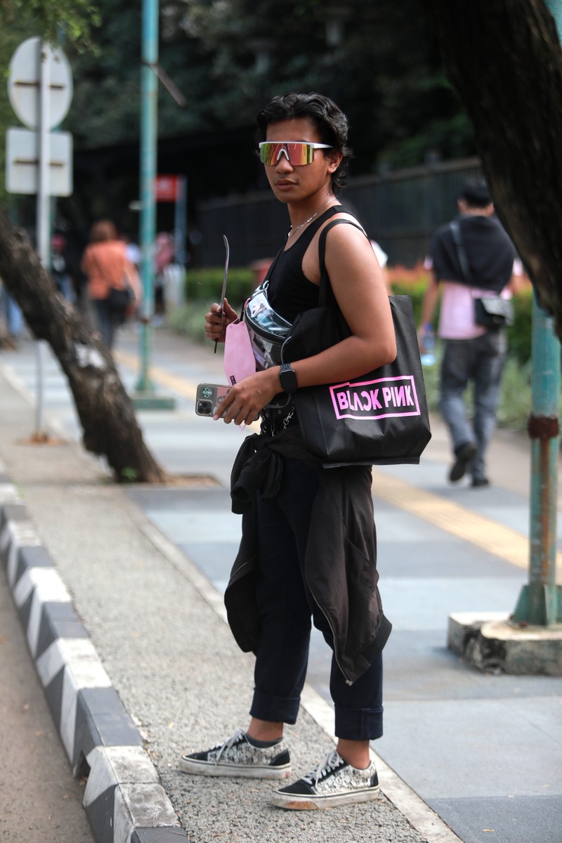 Gaya Nyentrik Blink nonton konser Blackpink di Senayan. (CNBC Indonesia/Muhammad Sabki) Gaya Nyentrik Blink nonton konser Blackpink di Senayan. (CNBC Indonesia/Muhammad Sabki)
