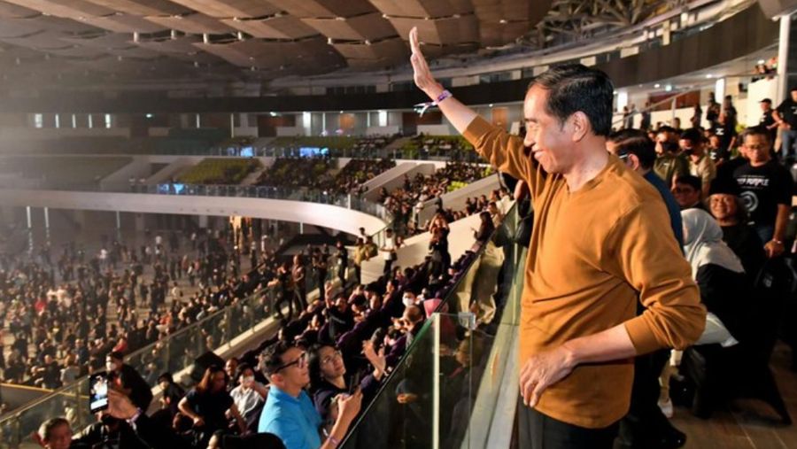 Presiden Jokowi saat menonton konser Deep Purple di Solo, Jawa Tengah, Jumat 10/3. (Agus Suparto/Fotografer Presiden RI)