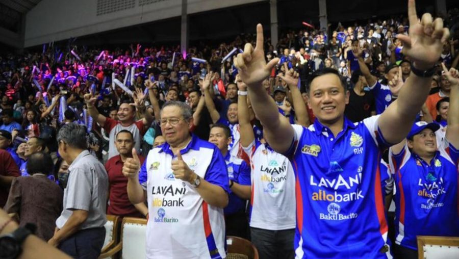 SBY dan AHY saat nonton Voli bersama (Ist)