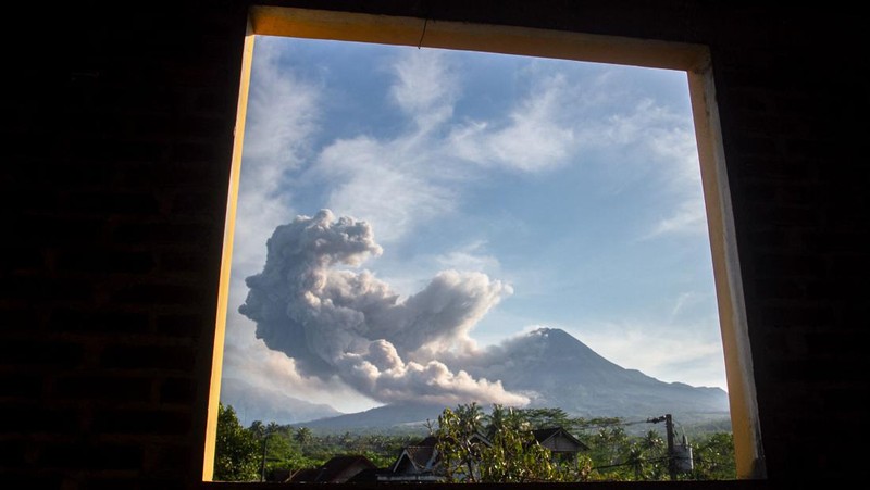 Lava spews out of Mount Merapi, Indonesia's most active volcano, as seen from the Kaliurang Selatan village in Srumbung, Magelang, Central Java on March 12, 2023. (Photo by DEVI RAHMAN / AFP) (Photo by DEVI RAHMAN/AFP via Getty Images)