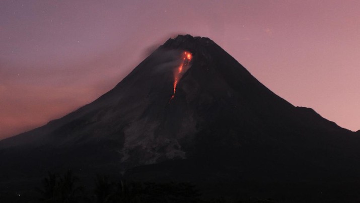 1248048336 Lava spews out of Mount Merapi, Indonesia's most active volcano, as seen from the Kaliurang Selatan village in Srumbung, Magelang, Central Java on March 12, 2023. (Photo by DEVI RAHMAN / AFP) (Photo by DEVI RAHMAN/AFP via Getty Images)