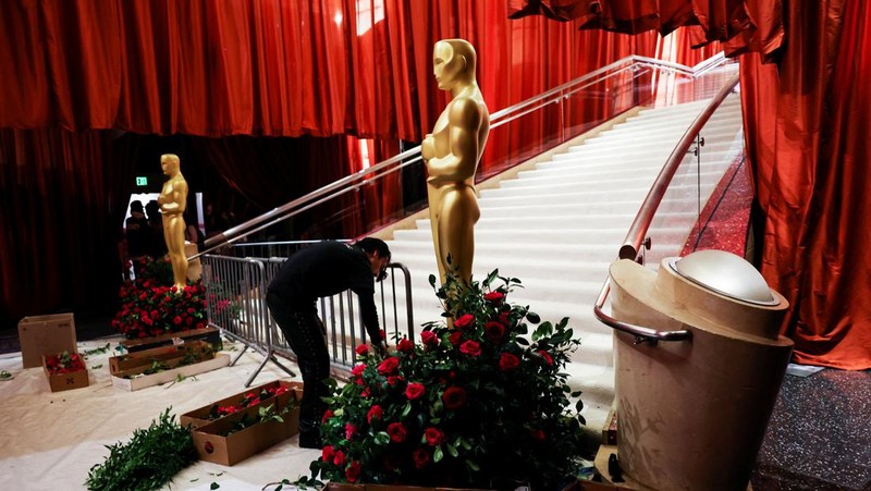 An Oscar statue is seen as preparations continue for the 95th Academy Awards, known as the Oscars, in Hollywood, Los Angeles, California, U.S., March 11, 2023. REUTERS/Eric Gaillard