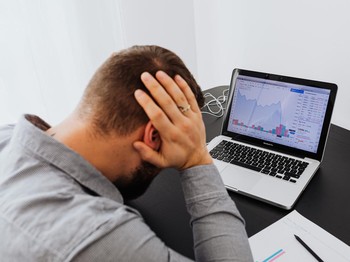 Jangan Panik! Begini Strategi Bijak Saat Hadapi Pasar Saham Jeblok