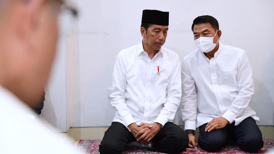 Presiden Jokowi lepas keberangkatan jenazah istri Moeldoko ke pemakaman. (Biro Pers Kepresidenan RI)