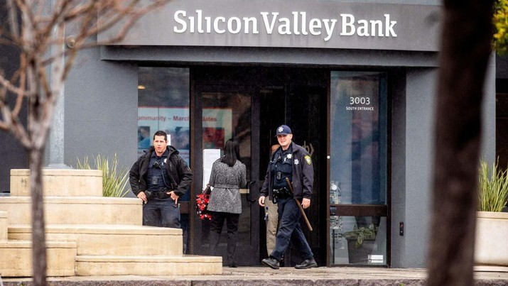 Police officers leave Silicon Valley Banks headquarters in Santa Clara, California on March 10, 2023. - US authorities swooped in and seized the assets of SVB, a key lender to US startups since the 1980s, after a run on deposits made it no longer tenable for the medium-sized bank to stay afloat on its own. (Photo by NOAH BERGER / AFP) (Photo by NOAH BERGER/AFP via Getty Images)