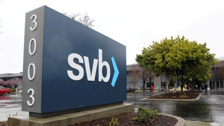USA-MARKETS/SVB FINANCIAL GROUP FILE PHOTO: A sign for Silicon Valley Bank (SVB) headquarters is seen in Santa Clara, California, U.S. March 10, 2023. REUTERS/Nathan Frandino/File Photo/File Photo