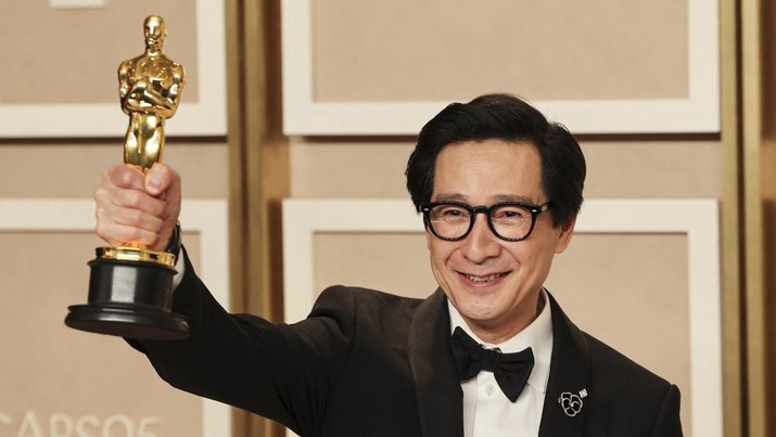 Aktor Pendukung Terbaik Ke Huy Quan berpose dengan Oscar-nya di ruang foto Oscars pada Academy Awards ke-95 di Hollywood, Los Angeles, California, AS, 12 Maret 2023. (REUTERS/MIKE BLAKE)
