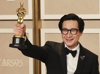 'Keajaiban' Satukan Huy Quan & Indiana Jones di Ajang Oscar