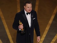 Tetes Air Mata Brendan Fraser Saat Jadi Aktor Terbaik Oscar