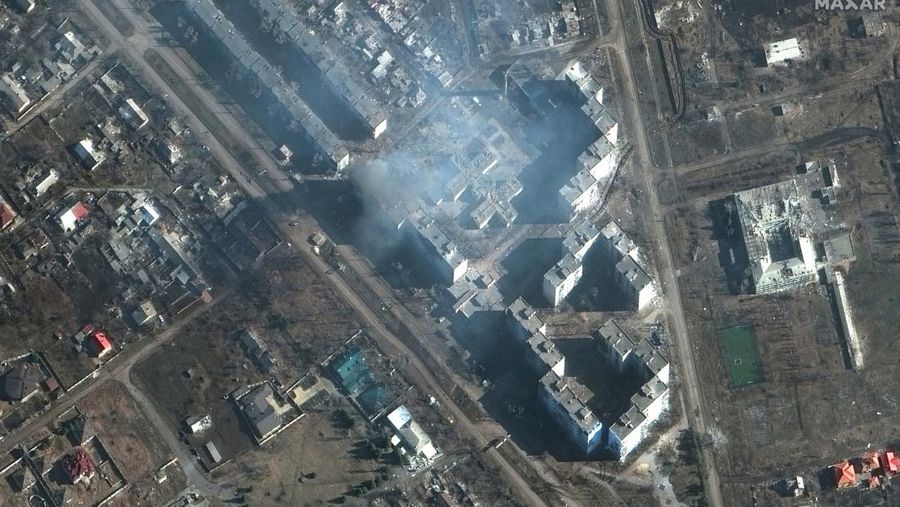 Citra satelit Maxar menunjukkan bangunan terbakar di Bakhmut, Ukraina. (Satellite image (c) 2022 Maxar Technologies Via Getty Images)