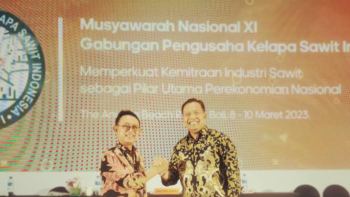Ketua Umum GAPKI Eddy Martono periode 2023-2028 bersama Ketua Umum GAPKI periode sebelumnya Joko Supriyono. Eddy Martoni terpilih secara aklamasi sebagai Ketua Umum GAPKI periode 2023-2028 menggantikan Joko Supriyono dalam Sidang Munas XI GAPKI di Bali.