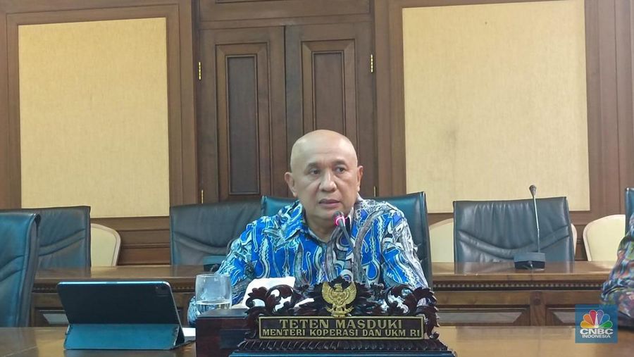 Menteri Koperasi dan UKM (Kemenkop UKM) Teten Masduki dengan tegas menuturkan, marketplace atau e-commerce yang menjual produk impor barang bekas ilegal akan ditegur, untuk dimintakan agar toko yang menjual produk barang bekas hasil impor ilegal tersebut ditutup. (CNBC Indonesia/Martyasari Rizky)