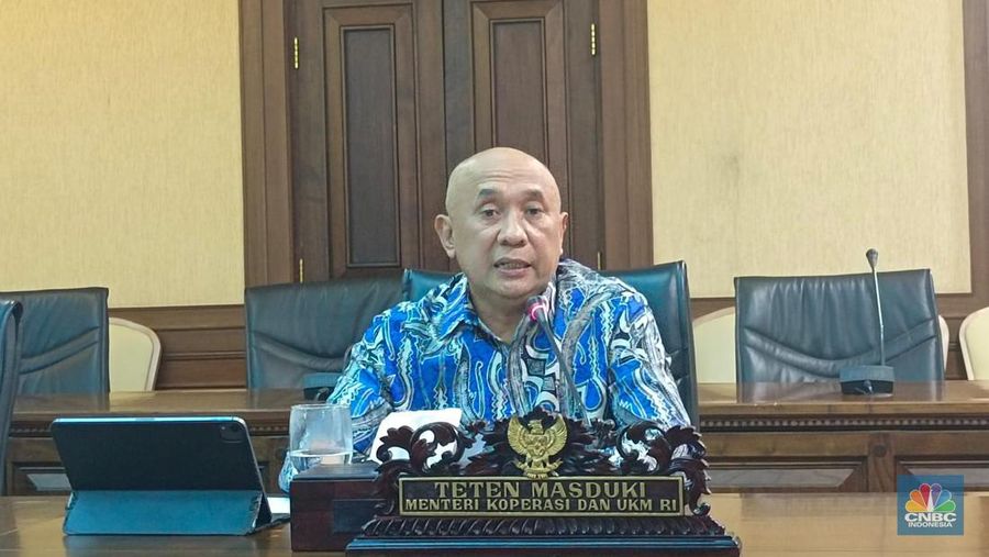 Menteri Koperasi dan UKM (Kemenkop UKM) Teten Masduki dengan tegas menuturkan, marketplace atau e-commerce yang menjual produk impor barang bekas ilegal akan ditegur, untuk dimintakan agar toko yang menjual produk barang bekas hasil impor ilegal tersebut ditutup.  (CNBC Indonesia/Martyasari Rizky)