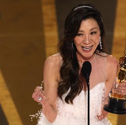 Michelle Yeoh, Orang Asia Pertama Jadi Aktris Terbaik Oscar!
