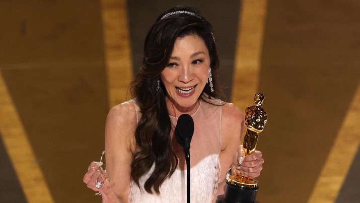 Michelle Yeoh menerima Oscar untuk Aktris Terbaik untuk 