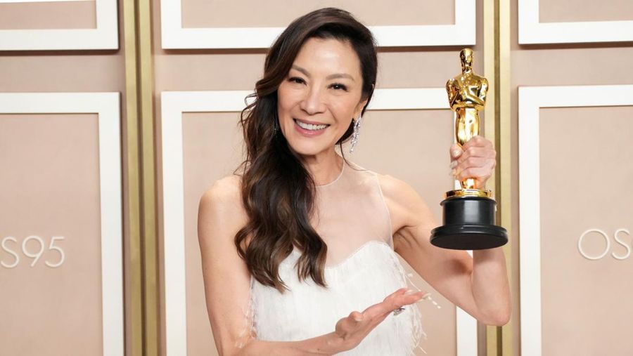 Michelle Yeoh, pemenang penghargaan Aktris Terbaik dalam Peran Utama untuk 'Semuanya Di Mana Saja Sekaligus', berpose di ruang pers pada Penghargaan Akademi Tahunan ke-95 di Ovation Hollywood pada 12 Maret 2023 di Hollywood, California. (Jeff Kravitz/FilmMagic)