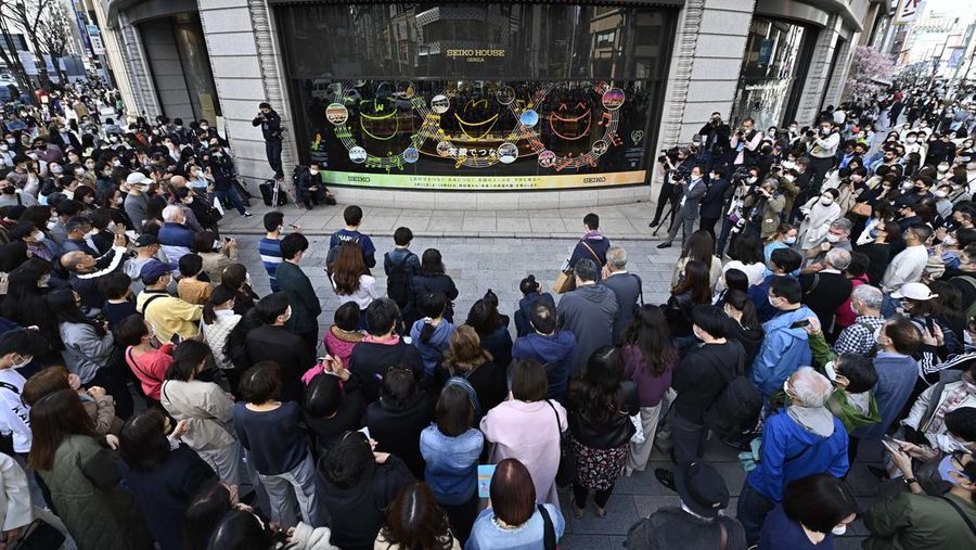 Orang-orang berkumpul di Natori, Prefektur Miyagi, Jepang untuk mengenang para korban pada peringatan 12 tahun gempa bumi, tsunami, dan bencana nuklir 2011. (JIJI PRESS/AFP via Getty Images/STR)