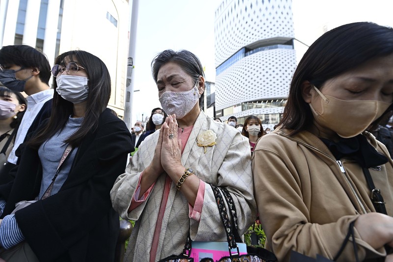 Orang-orang berkumpul di Natori, Prefektur Miyagi, Jepang untuk mengenang para korban pada peringatan 12 tahun gempa bumi, tsunami, dan bencana nuklir 2011. (JIJI PRESS/AFP via Getty Images/STR) Orang-orang berkumpul di Natori, Prefektur Miyagi, Jepang untuk mengenang para korban pada peringatan 12 tahun gempa bumi, tsunami, dan bencana nuklir 2011. (JIJI PRESS/AFP via Getty Images/STR)