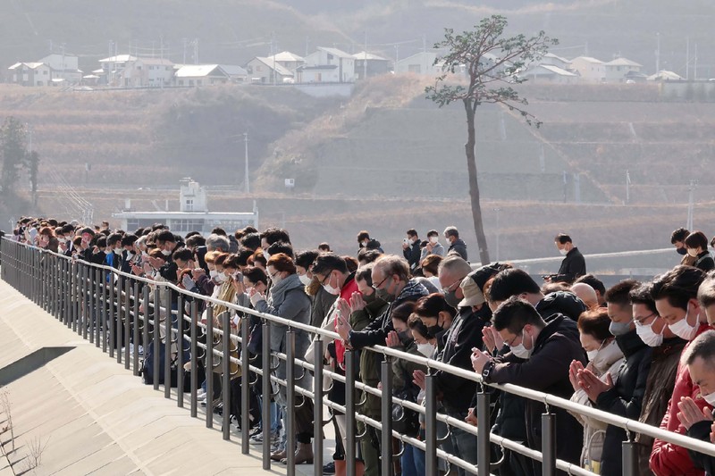 Orang-orang berkumpul di Natori, Prefektur Miyagi, Jepang untuk mengenang para korban pada peringatan 12 tahun gempa bumi, tsunami, dan bencana nuklir 2011. (JIJI PRESS/AFP via Getty Images/STR) Orang-orang berkumpul di Natori, Prefektur Miyagi, Jepang untuk mengenang para korban pada peringatan 12 tahun gempa bumi, tsunami, dan bencana nuklir 2011. (JIJI PRESS/AFP via Getty Images/STR)