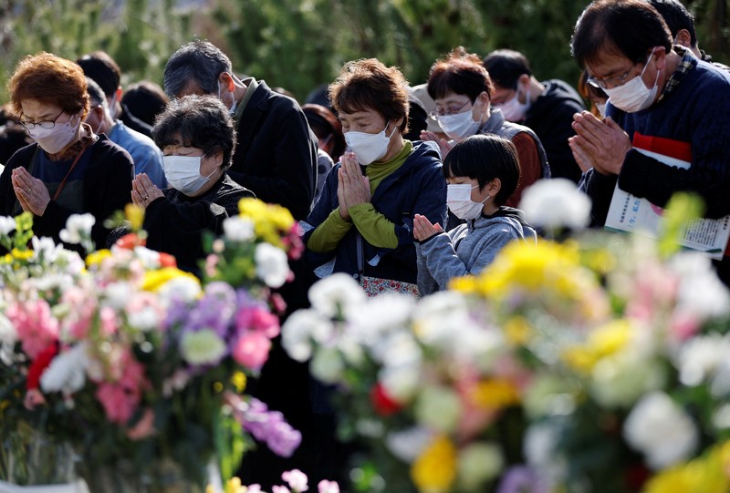 Orang-orang berkumpul di Natori, Prefektur Miyagi, Jepang untuk mengenang para korban pada peringatan 12 tahun gempa bumi, tsunami, dan bencana nuklir 2011. (JIJI PRESS/AFP via Getty Images/STR) Orang-orang berkumpul di Natori, Prefektur Miyagi, Jepang untuk mengenang para korban pada peringatan 12 tahun gempa bumi, tsunami, dan bencana nuklir 2011. (JIJI PRESS/AFP via Getty Images/STR)