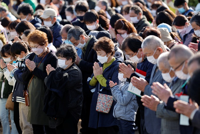Orang-orang berkumpul di Natori, Prefektur Miyagi, Jepang untuk mengenang para korban pada peringatan 12 tahun gempa bumi, tsunami, dan bencana nuklir 2011. (JIJI PRESS/AFP via Getty Images/STR) Orang-orang berkumpul di Natori, Prefektur Miyagi, Jepang untuk mengenang para korban pada peringatan 12 tahun gempa bumi, tsunami, dan bencana nuklir 2011. (JIJI PRESS/AFP via Getty Images/STR)