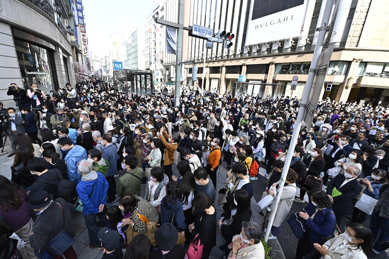 Orang-orang berkumpul di Natori, Prefektur Miyagi, Jepang untuk mengenang para korban pada peringatan 12 tahun gempa bumi, tsunami, dan bencana nuklir 2011. (JIJI PRESS/AFP via Getty Images/STR) Orang-orang berkumpul di Natori, Prefektur Miyagi, Jepang untuk mengenang para korban pada peringatan 12 tahun gempa bumi, tsunami, dan bencana nuklir 2011. (JIJI PRESS/AFP via Getty Images/STR)