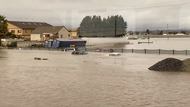 Tangkapan layar dari video menunjukkan tanggul jebol dan sungai banjir di Pajaro, California, AS, 12 Maret 2023. (REUTERS/DRONE BASE) Tangkapan layar dari video menunjukkan tanggul jebol dan sungai banjir di Pajaro, California, AS, 12 Maret 2023. (REUTERS/DRONE BASE)