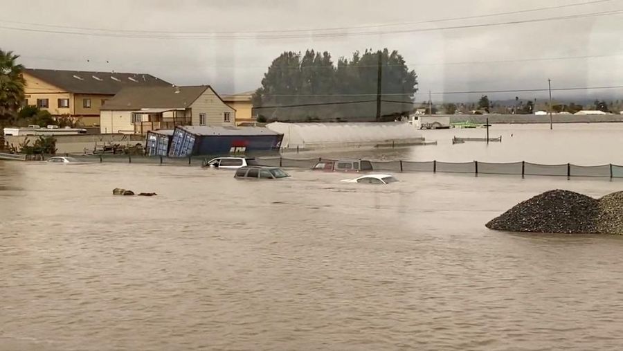 Tangkapan layar dari video menunjukkan tanggul jebol dan sungai banjir di Pajaro, California, AS, 12 Maret 2023. (REUTERS/DRONE BASE)