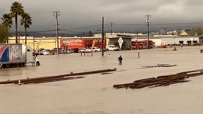 Tangkapan layar dari video menunjukkan tanggul jebol dan sungai banjir di Pajaro, California, AS, 12 Maret 2023. (REUTERS/DRONE BASE)