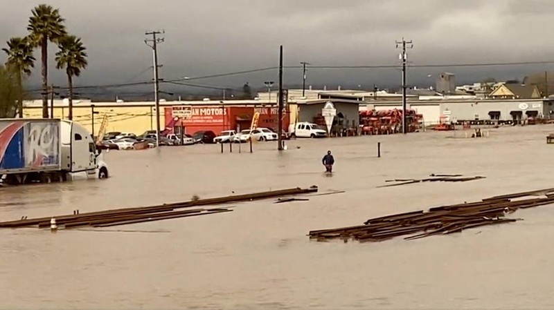 Tangkapan layar dari video menunjukkan tanggul jebol dan sungai banjir di Pajaro, California, AS, 12 Maret 2023. (REUTERS/DRONE BASE)