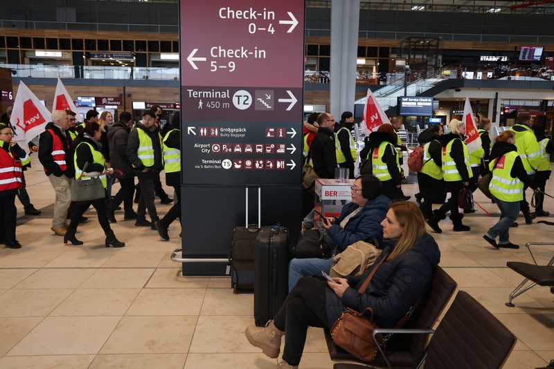Petugas keamanan yang mogok berkumpul di luar aula Terminal 1 di Bandara Berlin Brandenburg pada 13 Maret 2023 di Schoenefeld, Jerman. Personil keamanan di bandara Berlin, Bremen, Hamburg dan Hanover hari ini mogok untuk menuntut upah yang lebih tinggi. Pekerja sektor publik dari berbagai profesi melakukan pemogokan di seluruh Jerman minggu ini dalam upaya Ver.di, serikat pekerja yang mewakili mereka, untuk menekan pemberi kerja dalam negosiasi upah yang sedang berlangsung. (Sean Gallup/Getty Images)