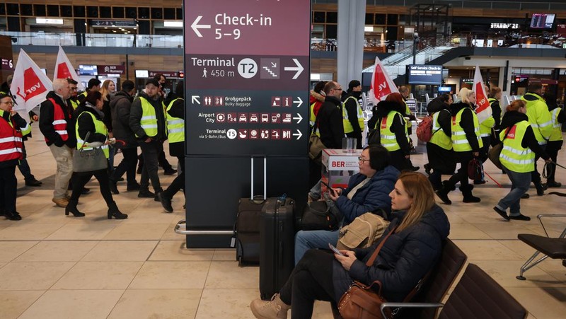 Petugas keamanan yang mogok berkumpul di luar aula Terminal 1 di Bandara Berlin Brandenburg pada 13 Maret 2023 di Schoenefeld, Jerman. Personil keamanan di bandara Berlin, Bremen, Hamburg dan Hanover hari ini mogok untuk menuntut upah yang lebih tinggi. Pekerja sektor publik dari berbagai profesi melakukan pemogokan di seluruh Jerman minggu ini dalam upaya Ver.di, serikat pekerja yang mewakili mereka, untuk menekan pemberi kerja dalam negosiasi upah yang sedang berlangsung. (Sean Gallup/Getty Images)