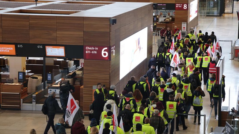 Petugas keamanan yang mogok berkumpul di luar aula Terminal 1 di Bandara Berlin Brandenburg pada 13 Maret 2023 di Schoenefeld, Jerman. Personil keamanan di bandara Berlin, Bremen, Hamburg dan Hanover hari ini mogok untuk menuntut upah yang lebih tinggi. Pekerja sektor publik dari berbagai profesi melakukan pemogokan di seluruh Jerman minggu ini dalam upaya Ver.di, serikat pekerja yang mewakili mereka, untuk menekan pemberi kerja dalam negosiasi upah yang sedang berlangsung. (Sean Gallup/Getty Images)