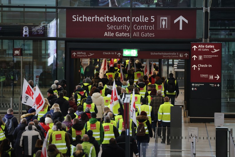 Petugas keamanan yang mogok berkumpul di luar aula Terminal 1 di Bandara Berlin Brandenburg pada 13 Maret 2023 di Schoenefeld, Jerman. Personil keamanan di bandara Berlin, Bremen, Hamburg dan Hanover hari ini mogok untuk menuntut upah yang lebih tinggi. Pekerja sektor publik dari berbagai profesi melakukan pemogokan di seluruh Jerman minggu ini dalam upaya Ver.di, serikat pekerja yang mewakili mereka, untuk menekan pemberi kerja dalam negosiasi upah yang sedang berlangsung. (Sean Gallup/Getty Images)