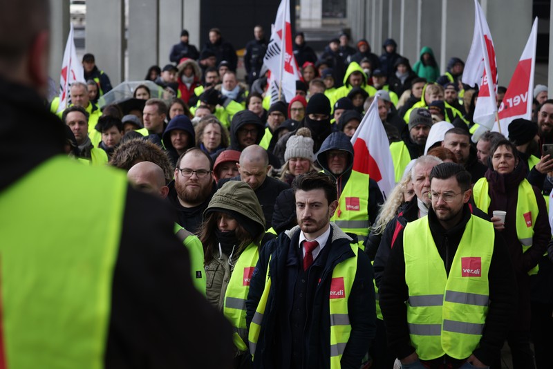 Petugas keamanan yang mogok berkumpul di luar aula Terminal 1 di Bandara Berlin Brandenburg pada 13 Maret 2023 di Schoenefeld, Jerman. Personil keamanan di bandara Berlin, Bremen, Hamburg dan Hanover hari ini mogok untuk menuntut upah yang lebih tinggi. Pekerja sektor publik dari berbagai profesi melakukan pemogokan di seluruh Jerman minggu ini dalam upaya Ver.di, serikat pekerja yang mewakili mereka, untuk menekan pemberi kerja dalam negosiasi upah yang sedang berlangsung. (Sean Gallup/Getty Images)