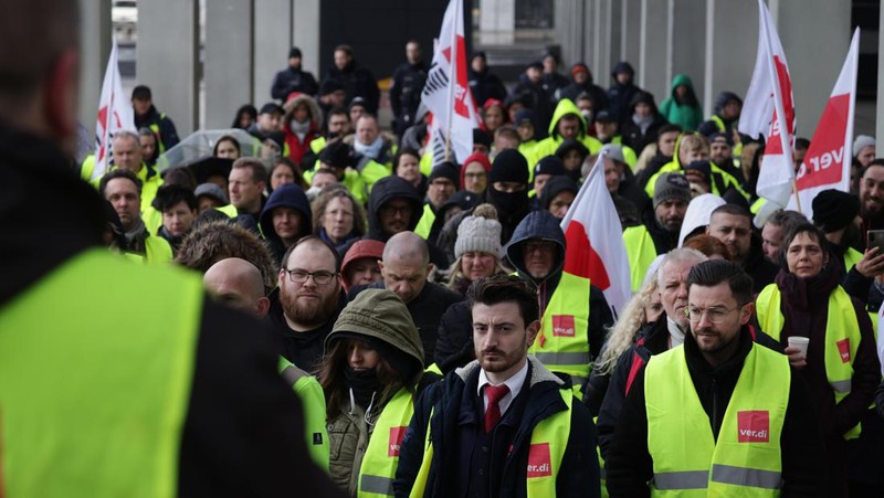 Petugas keamanan yang mogok berkumpul di luar aula Terminal 1 di Bandara Berlin Brandenburg pada 13 Maret 2023 di Schoenefeld, Jerman. Personil keamanan di bandara Berlin, Bremen, Hamburg dan Hanover hari ini mogok untuk menuntut upah yang lebih tinggi. Pekerja sektor publik dari berbagai profesi melakukan pemogokan di seluruh Jerman minggu ini dalam upaya Ver.di, serikat pekerja yang mewakili mereka, untuk menekan pemberi kerja dalam negosiasi upah yang sedang berlangsung. (Sean Gallup/Getty Images)