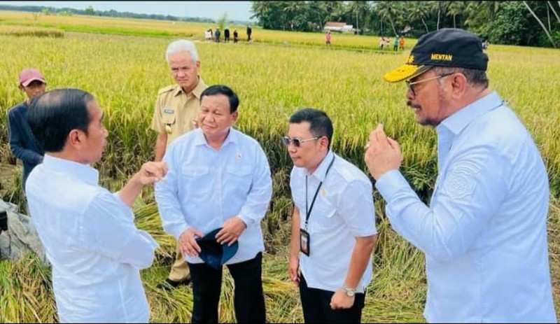 Menteri Pertahanan RI Prabowo Subianto mendampingi agenda Kunjungan Kerja Presiden RI Joko Widodo dalam acara Istighosah dan Doa Bersama Rabithat Melayu Banjar di Tabalong, Kalimantan Selatan, Jumat (17/03/2023). (Dok. Tim Media Prabowo Subianto)