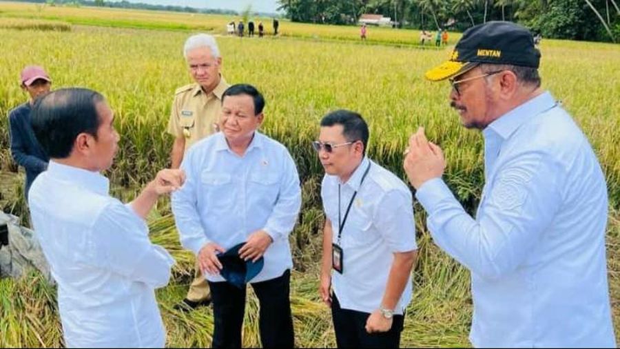 Menteri Pertahanan RI Prabowo Subianto mendampingi agenda Kunjungan Kerja Presiden RI Joko Widodo dalam acara Istighosah dan Doa Bersama Rabithat Melayu Banjar di Tabalong, Kalimantan Selatan, Jumat (17/03/2023). (Dok. Tim Media Prabowo Subianto)