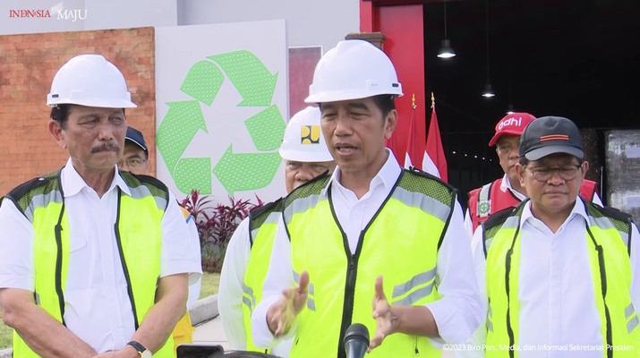 Presiden Jokowi Usai Resmikan TPST Kesiman Kertalangu, Denpasar, 13 Maret 2023. Presiden Jokowi Usai Resmikan TPST Kesiman Kertalangu, Denpasar, 13 Maret 2023. (Tangkapan Layar Youtube Sekretariat Presiden)